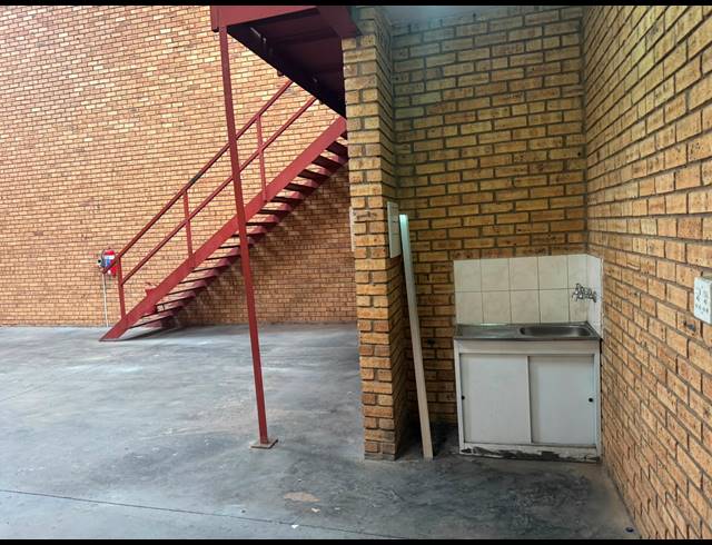 300M² WAREHOUSE TO LET IN CROWN